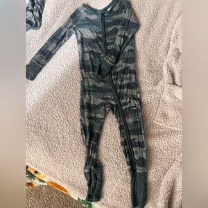 Little sleepies vintage camo 12-18 m zippie